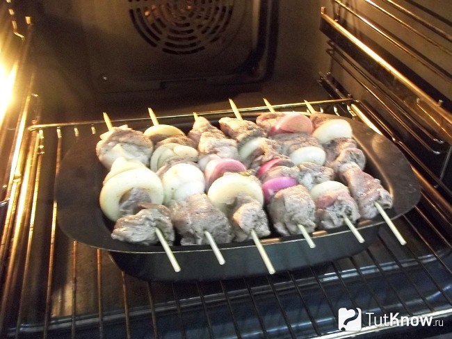 Мясо жарится в духовке