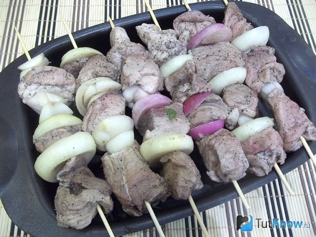 Мясо нанизано на шпажки