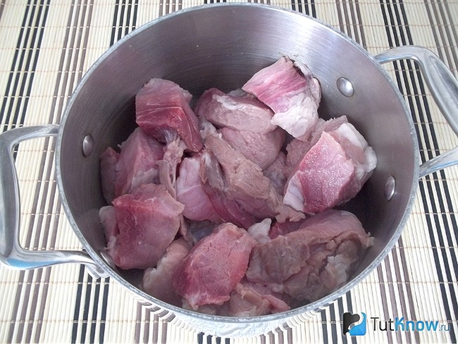 Мясо опущено в кастрюлю