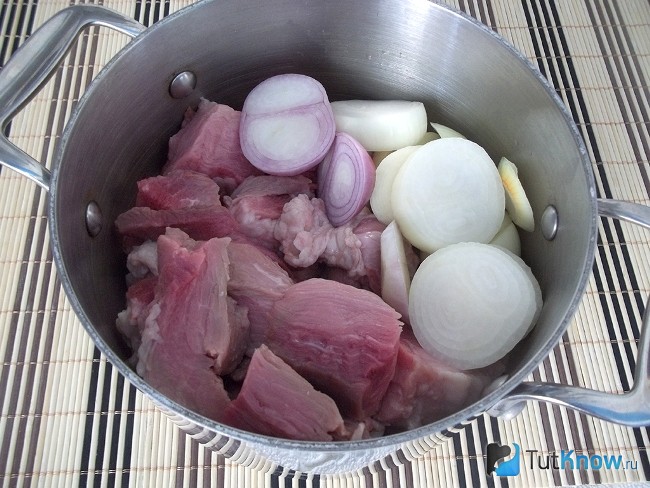 Репчатый лук добавлен в кастрюлю к мясу