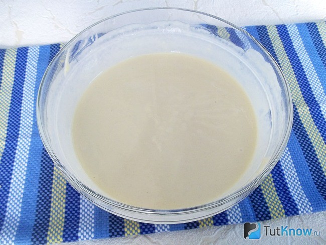 К продуктам влита вторая воды и вымешано тесто