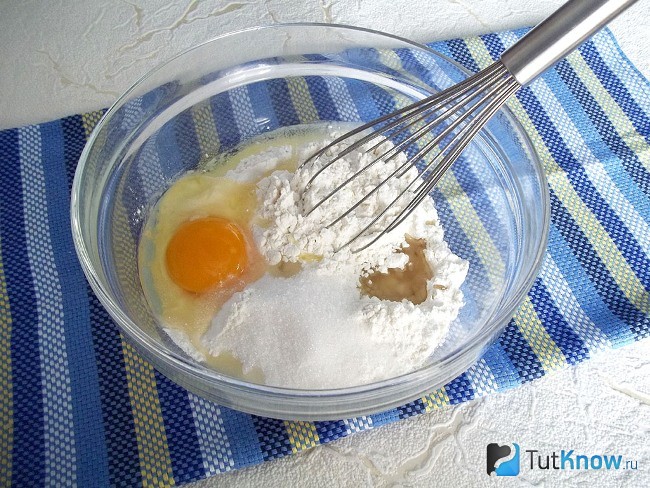 К муке добавлены сахар, соль, яйца и растительное масло