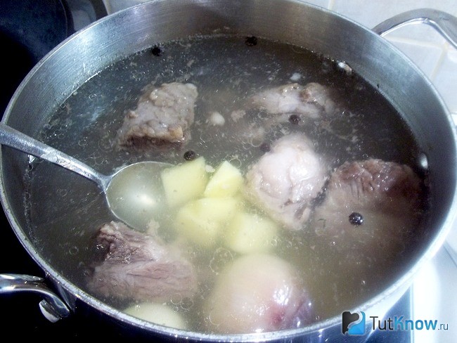 В кастрюлю к мясу добавлен картофель