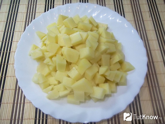 Картофель очищен и нарезан кусочками