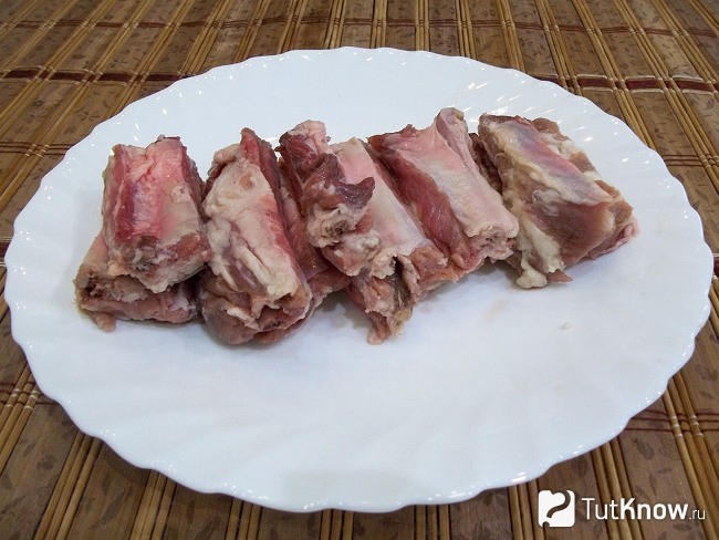 Мясо нарезано кусочками