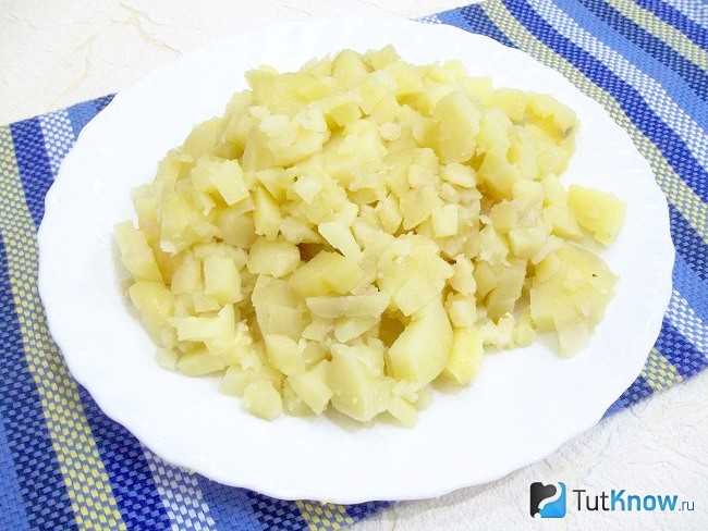 Отварной картофель нарезан кубиками