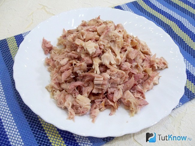 Отвранное мясо нарезано кусочками