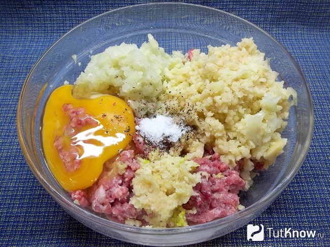 Мясо, лук, чеснок и картофель перекручены на мясорубке. К продуктам добавлено яйцо и специи