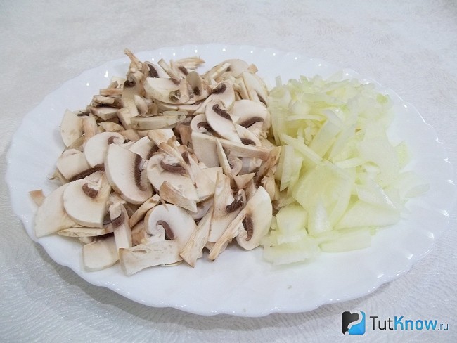 Грибы и лук нарезаны