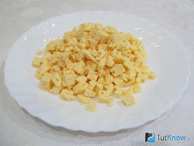 сыр нарезан кубиками