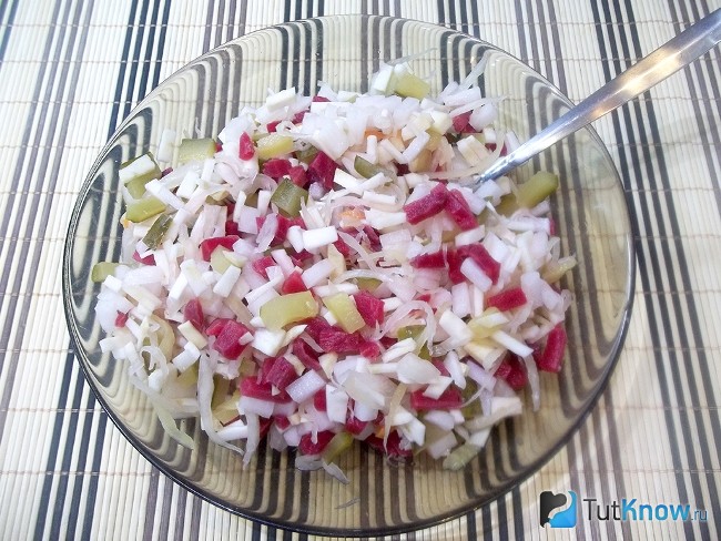 Продукты заправлены маслом и перемешаны