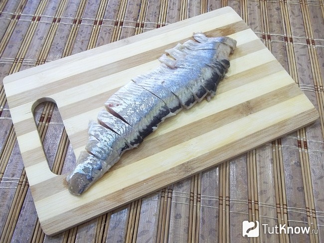 Селедка знарезана дольками