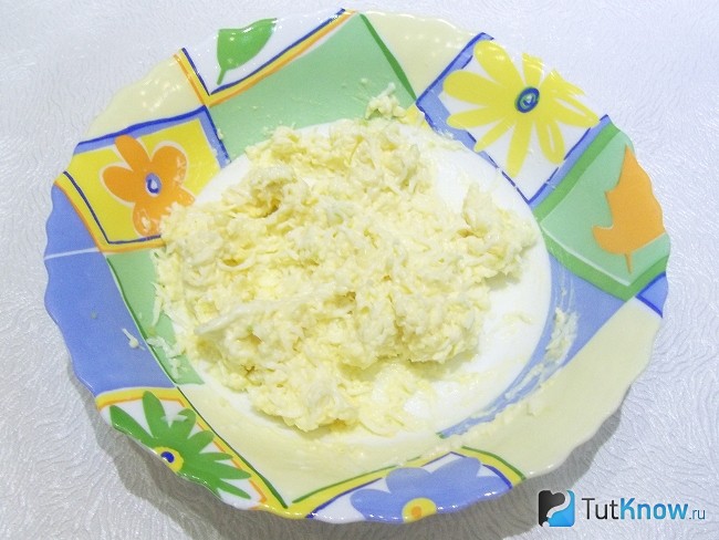 Добавлен майонез и продукты вымешаны