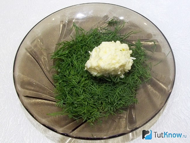 Оливка окутана сырной массой и панирована укропом