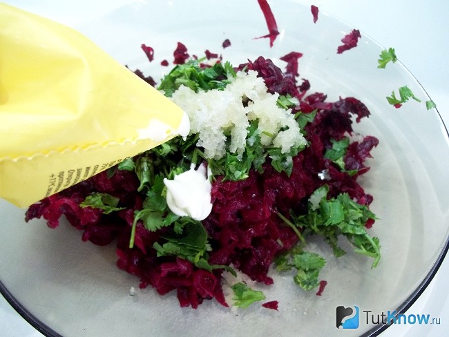 Продукты заправлены майонезом