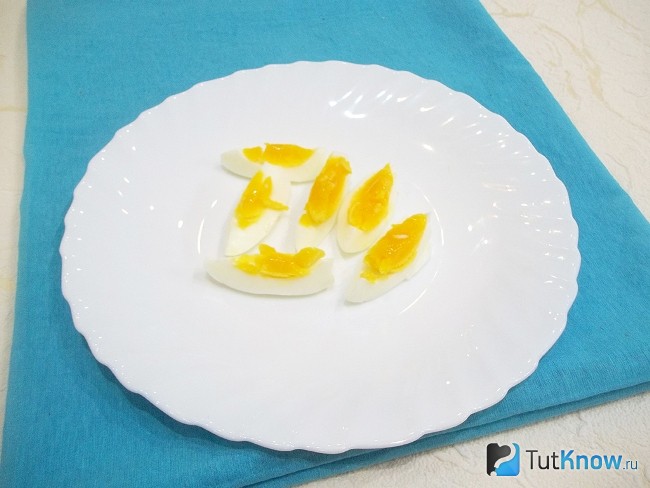 Яйцо отварено и нарезано кусочками