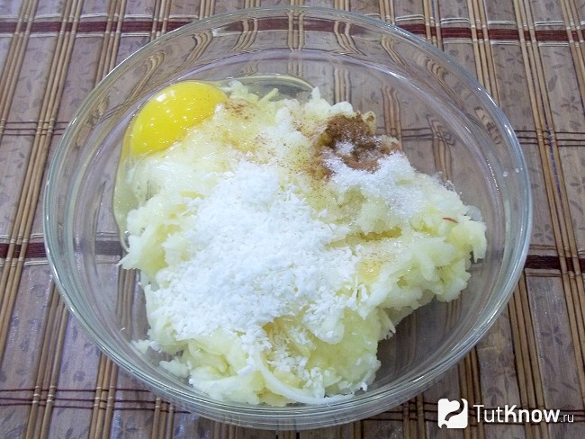 Яблоки соединены с кокосом, яйцом, корицей и сахаром