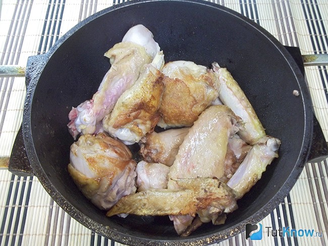 Курица жарится в сковороде