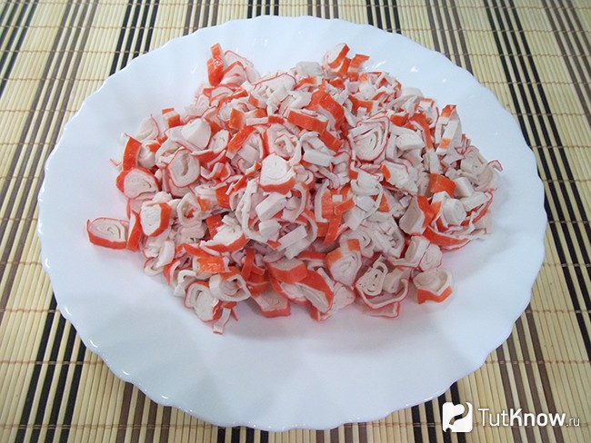 Крабовые палочки нарезаны кольцами