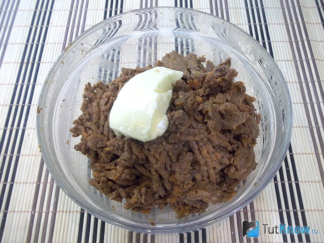 Продукты с салом и сыром перекручены через мясорубку