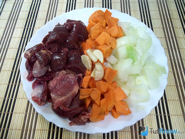Печень, морковь, лук и чеснок вымыты и нарезаны средними кусочками