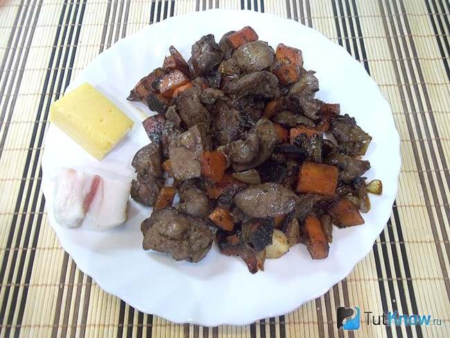 Печень, морковь, лук и чеснок прожарены