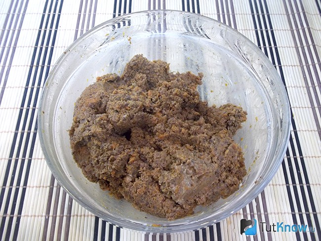 Продукты еще раз перекручены через мясорубку