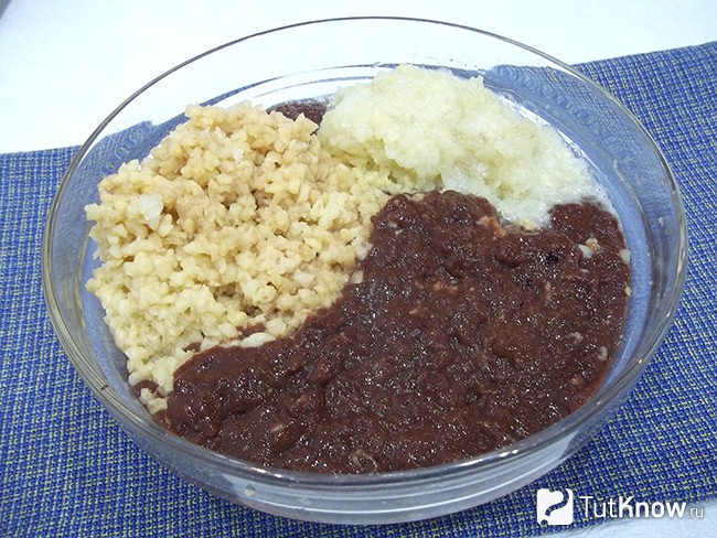 Печень, картофель и лук перекручены через мясорубку