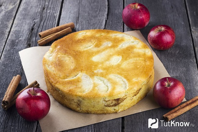 Пышная шарлотка с яблоками и корицей
