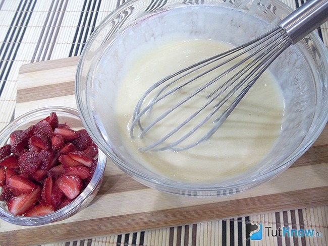 Клубника нарезана кусочками