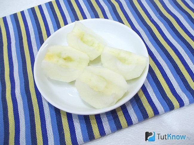 Яблоко очищено и нарезано на 4 дольки
