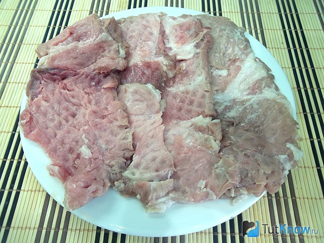 Мясо отбито кухонным молоточком