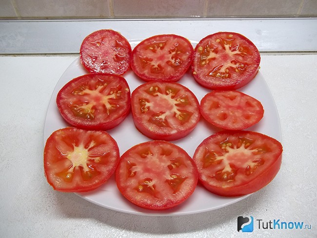 Помидоры нарезаны кольцами