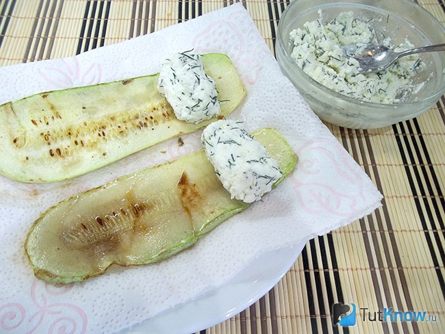 Творог выложен на кабачки