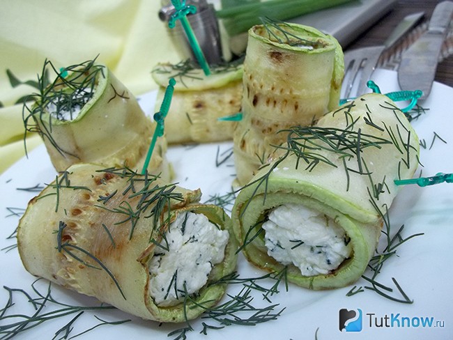 Кабачки свернуты рулетом