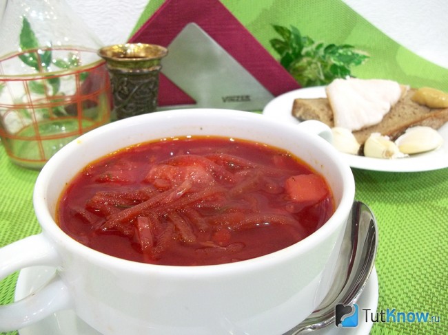 Готовый борщ на свинине с салом и чесноком