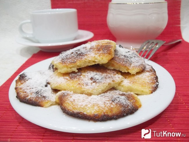 Готовые творожные лепешки в духовке с цукатами