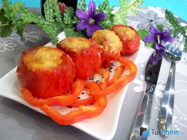 Готовые запеченные помидоры, фаршированные мясом