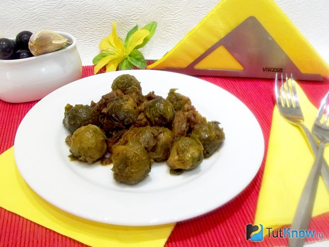 Готовая тушеная брюссельская капуста с мясом