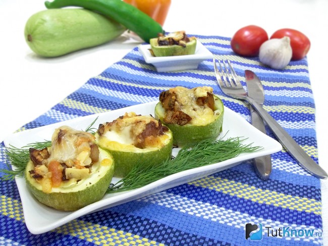Готовые кабачки, фаршированные мясом