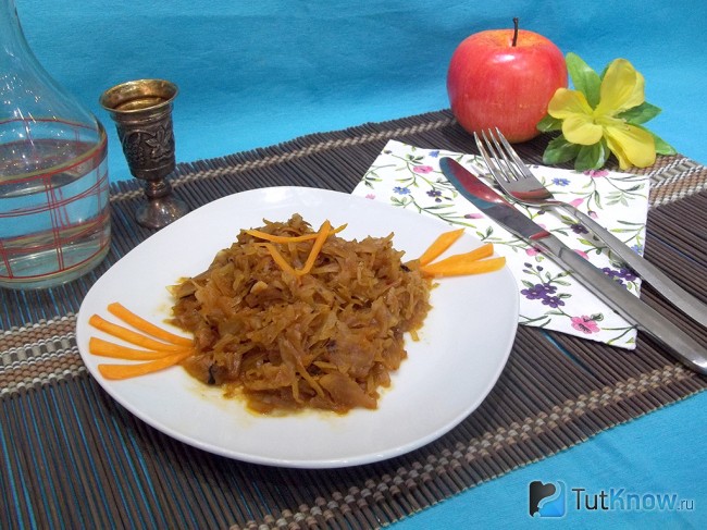 Готовая тушеная капуста с яблоками