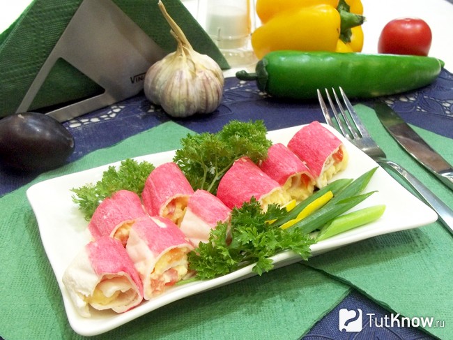Готовые фаршированные крабовые палочки сыром и помидором