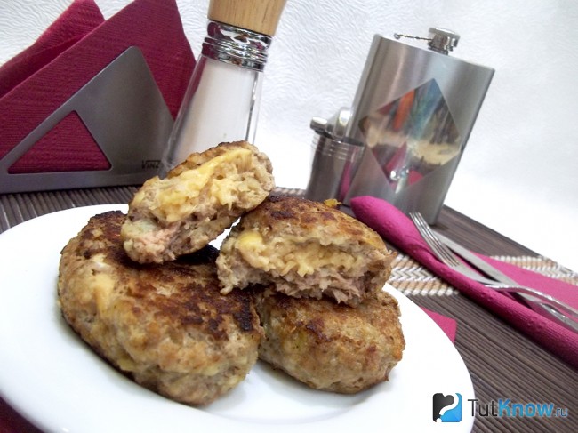 Готовые котлеты с сырной начинкой