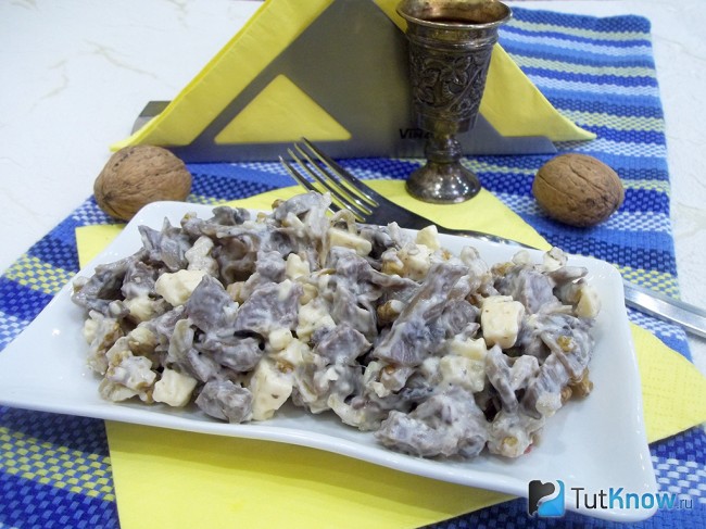 готовфй мясной салат с грибами и орехами