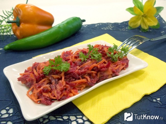 Готовый салат из корейской моркови и свеклы