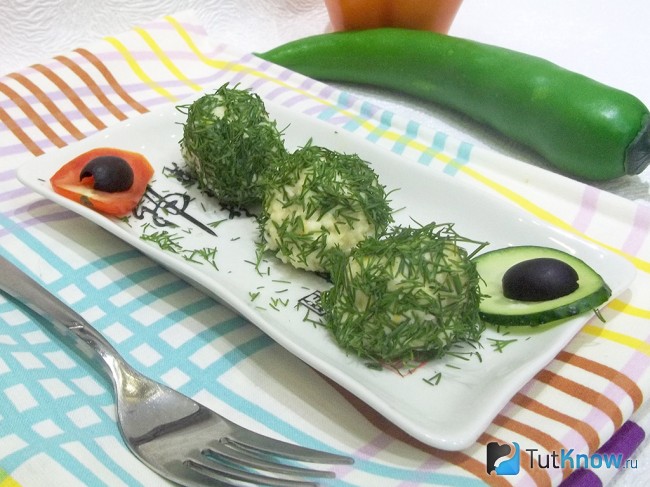 Готовые сырные шарики из оливок и сыра