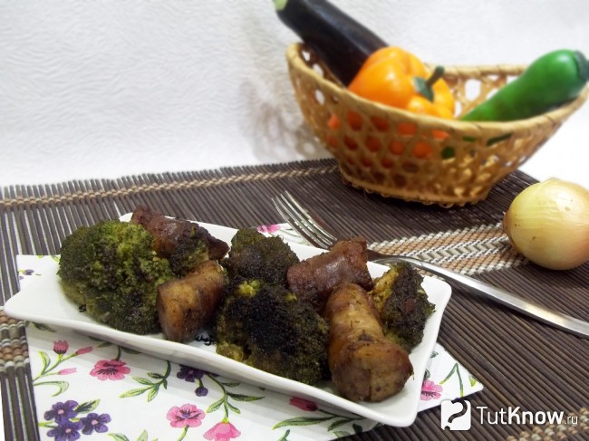 Готовая тушеная брокколи с домашними колбасками