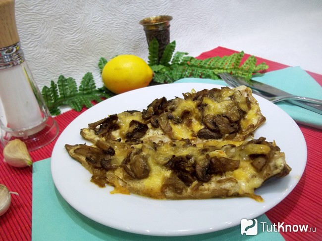 Готовая запеченная скумбрия с грибами и сыром