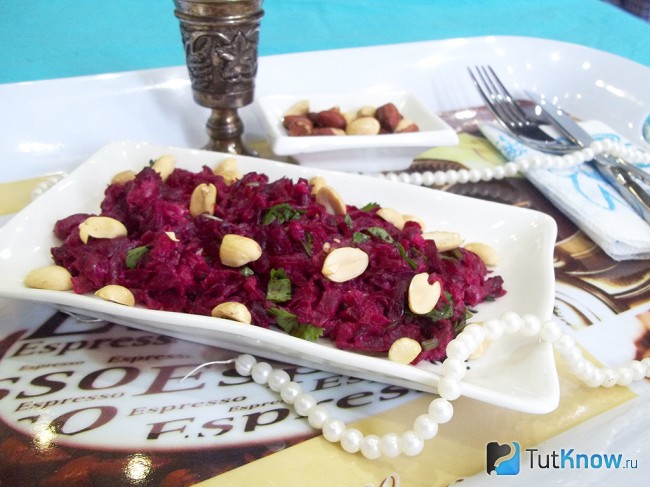 Готовый свекольный салат с арахисом