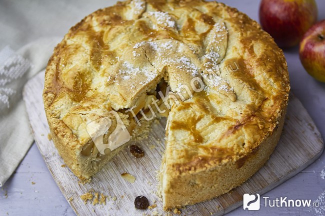 Приготовленная шарлотка с яблоками